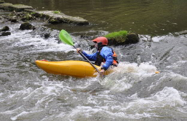 Tobi biegt rechts ab ins Kehrwasser