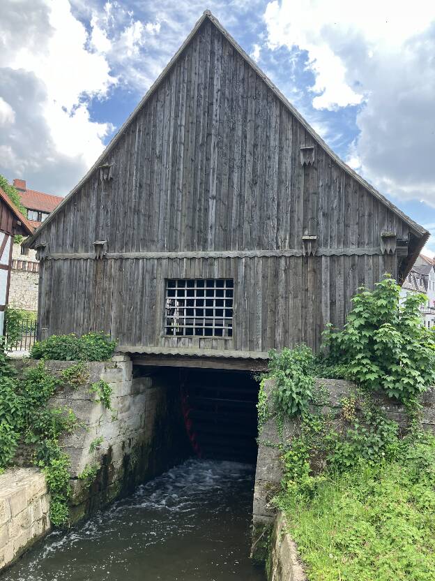 Im Innern ein Wasserrad für den Antrieb der Solepumpen