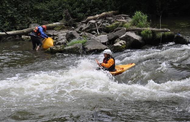 Ein Salto am Ufer - einer im Wasser